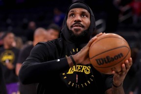 詹姆斯重返赛场，锐不可当首场状态出色，美国队观众沸腾！