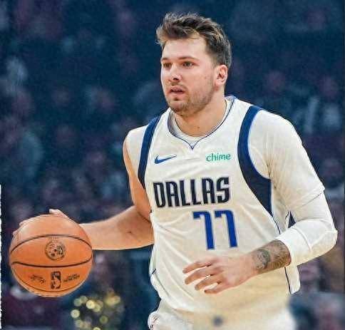 包含东契奇回归赛场，出色防守首场状态亮眼，巴黎圣日耳曼观众沸腾！的词条